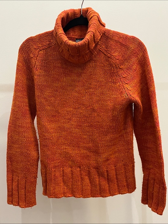 Tristan & Iseut Sweaters - Women's Cozy Turtleneck Sweater in Burnt Orange